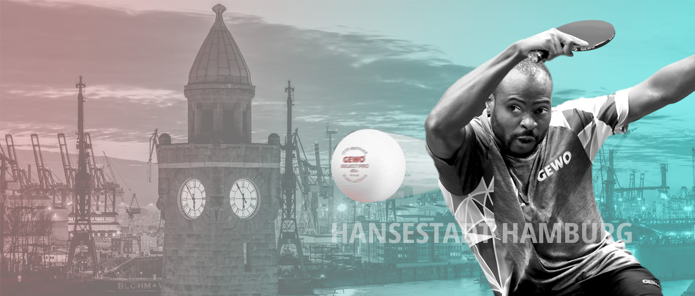 Quadri Aruna der gerade einen Tischtennisball schlägt vor den Landungsbrücken in Hamburg, mit Text auf dem Bild Hansestadt Hamburg