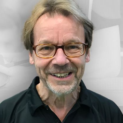 Heinz-Peter Louis, Trainer für Abwehrspieler, lächelt freundlich in die Kamera
