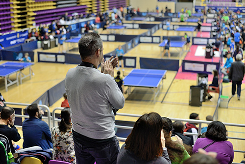 Blick von der Zuschauertribühne auf ein Tischtennisturnier