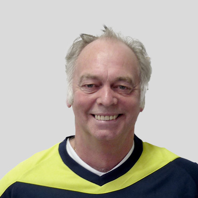 Rolf Meyer Trainer TT-World Hamburg lächelt freundlich in die Kamera 