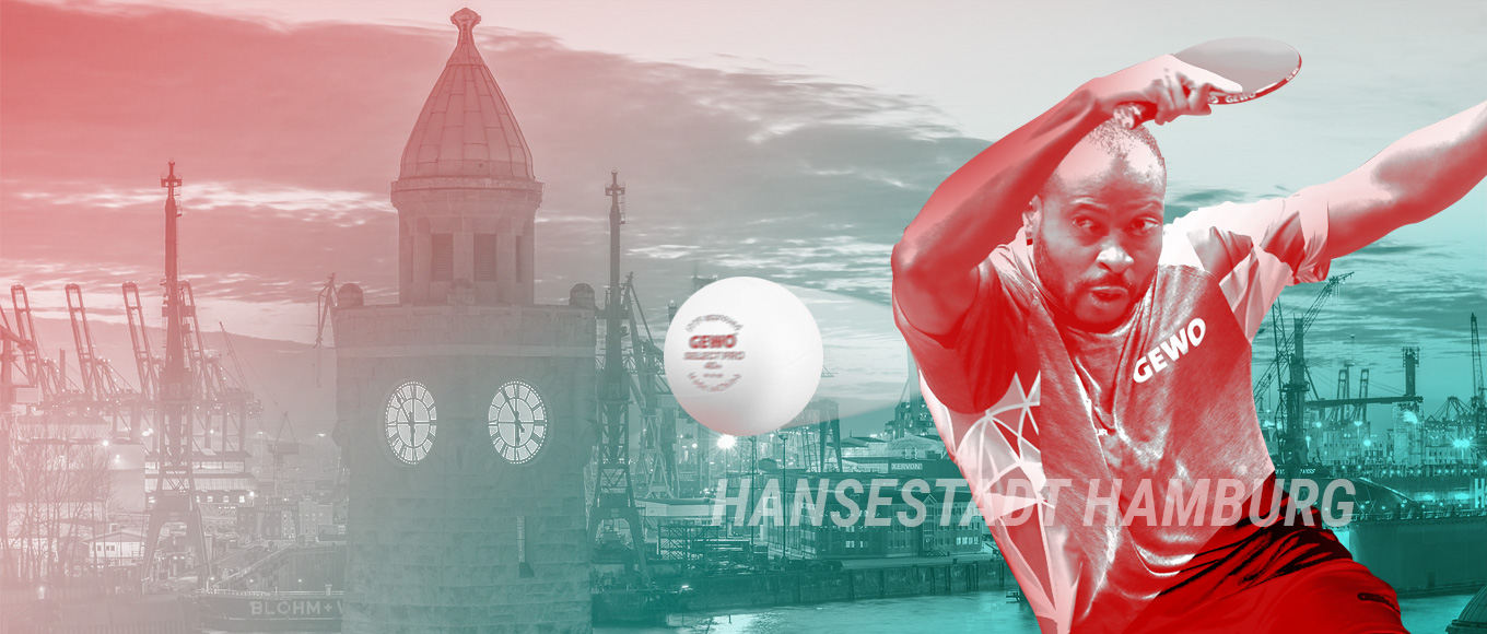 Quadri Aruna der gerade einen Tischtennisball schlägt vor den Landungsbrücken in Hamburg, mit Text auf dem Bild Hansestadt Hamburg