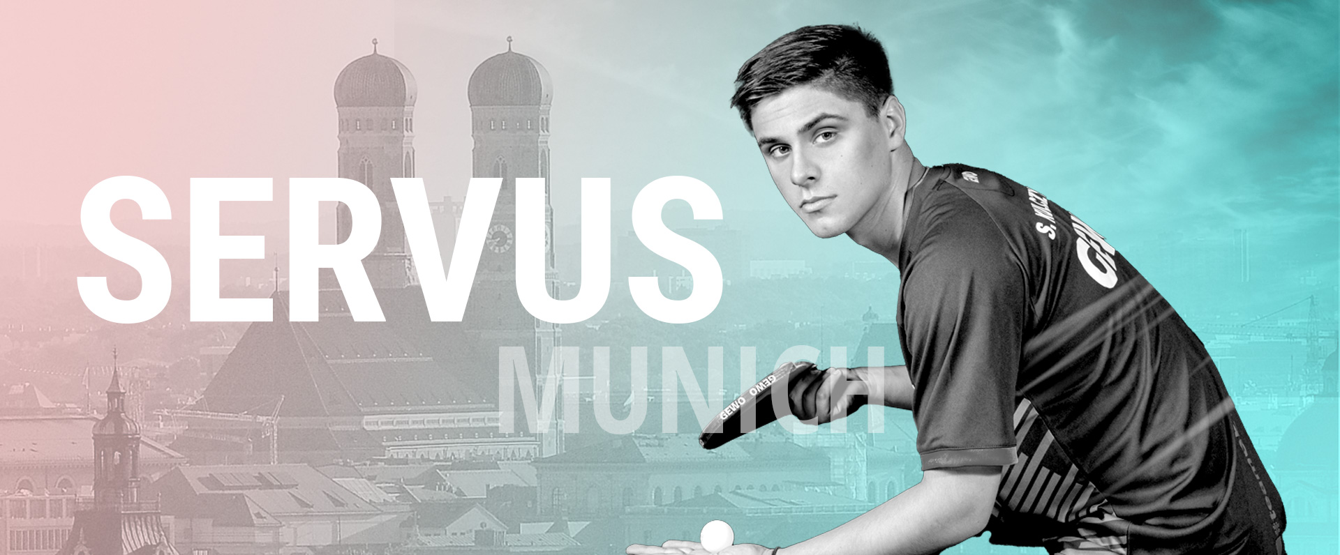 A table tennis player in front of the Munich City Hall, with the text on the picture: Servus Munich