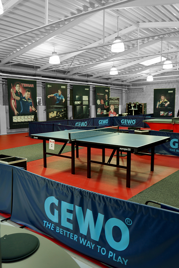 mehrere Tischtennisplatten in einer Trainingshalle in der TT-World Hamburg
