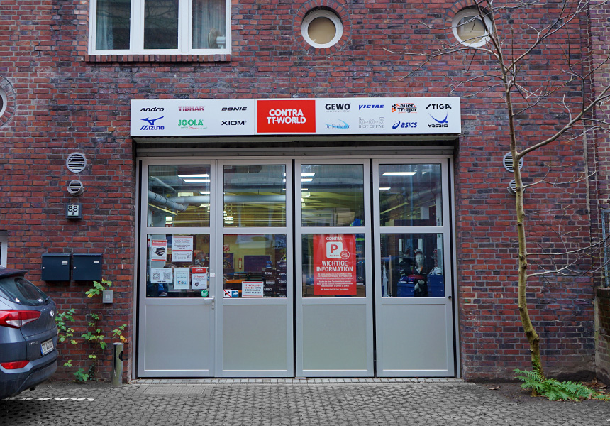 Eingang CONTRA TT-World Hamburg, Flagshipstore mit Ladengeschäft und Trainings- und Spielbereich.